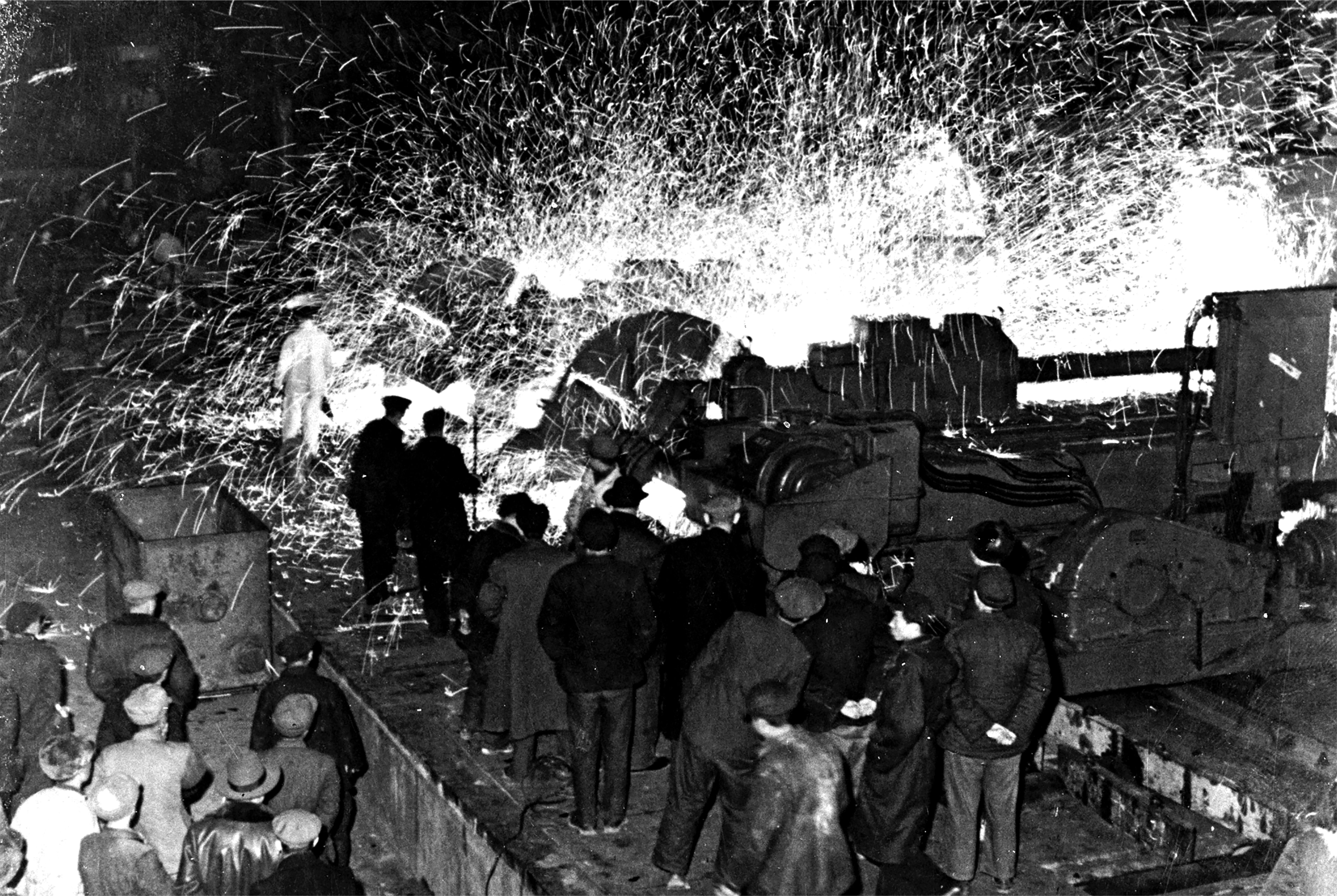 2-1953年11月30日,鞍鋼大型軋鋼廠竣工投產(chǎn)。